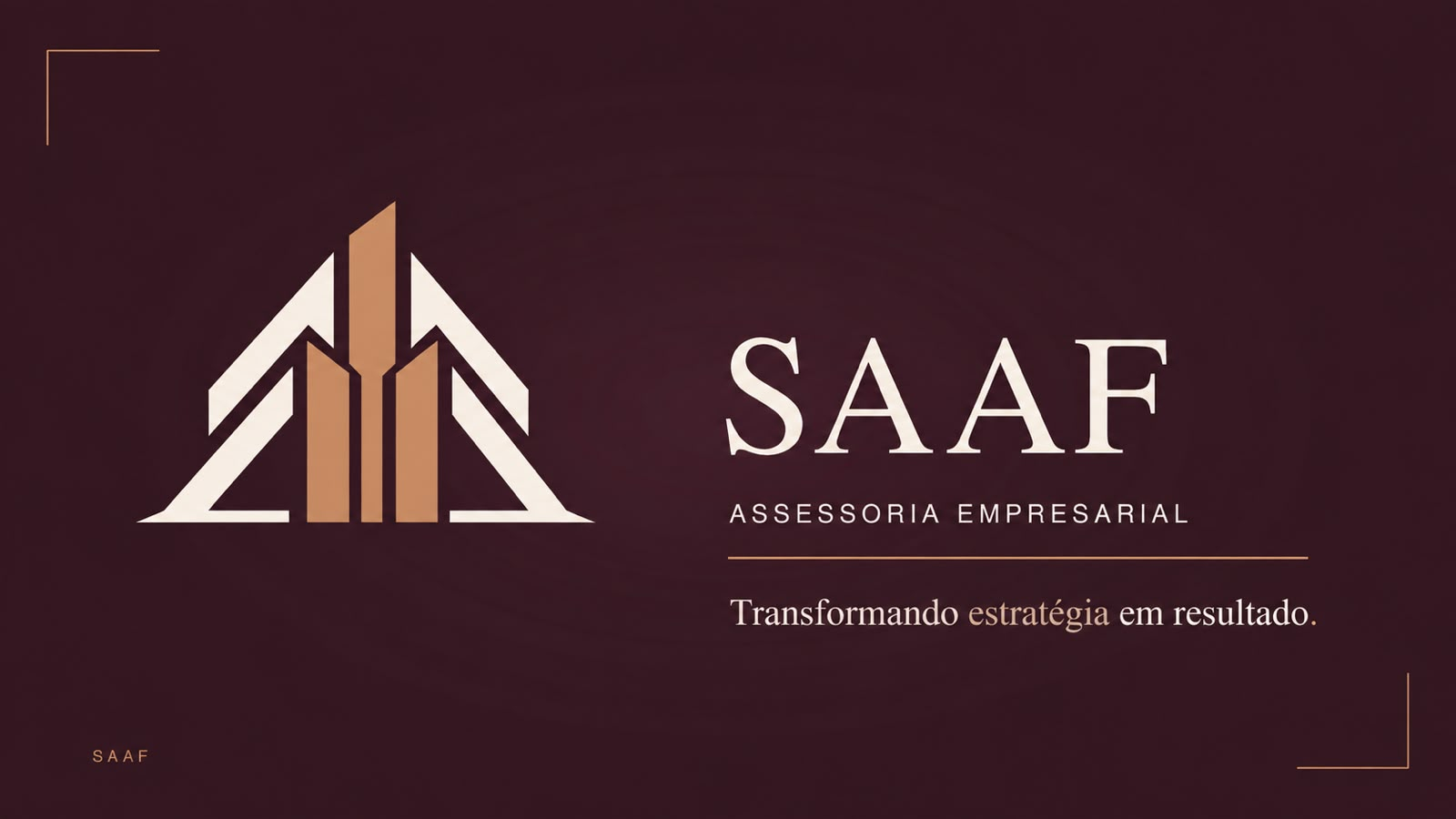 Logo SAAF Assessoria Empresarial: símbolo geométrico em cobre e branco sobre fundo vinho, com a frase Transformando estratégia em resultado.